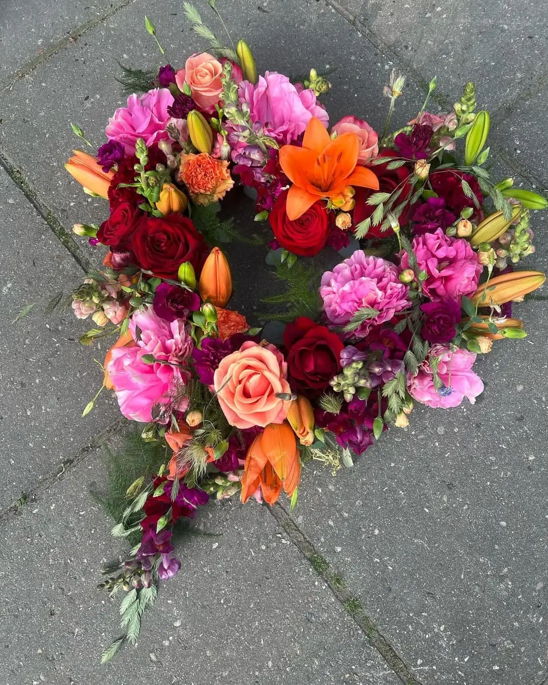 Hjerte af pink, røde og orange blomster