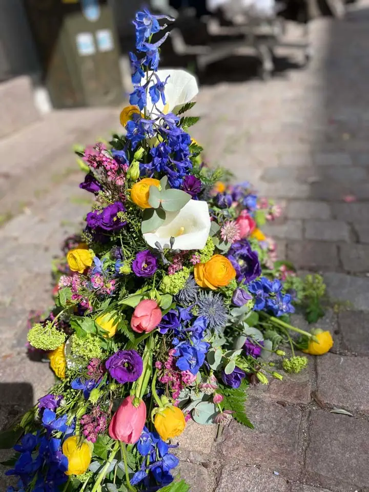 Høj buket i blå, gul og hvid