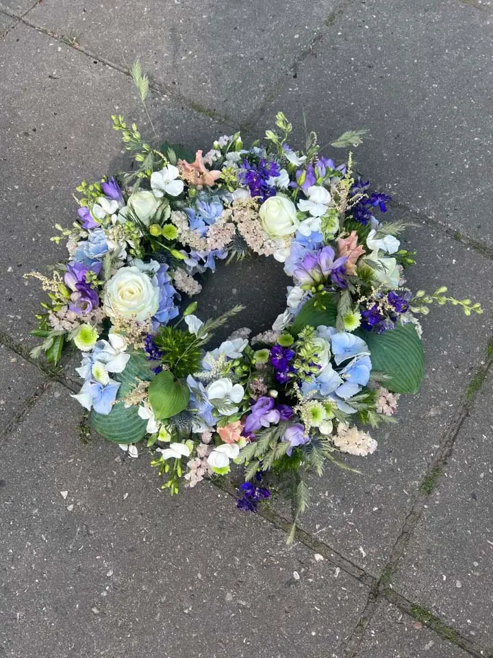 Krans med blå og hvide blomster